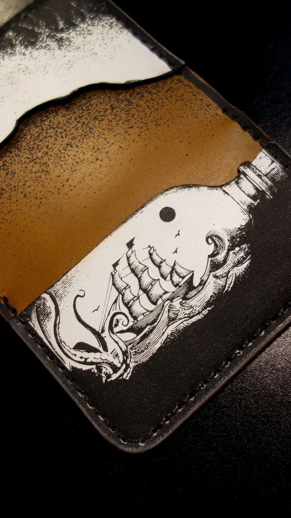 Billetera vertical de cuero Kraken en la Botella  3