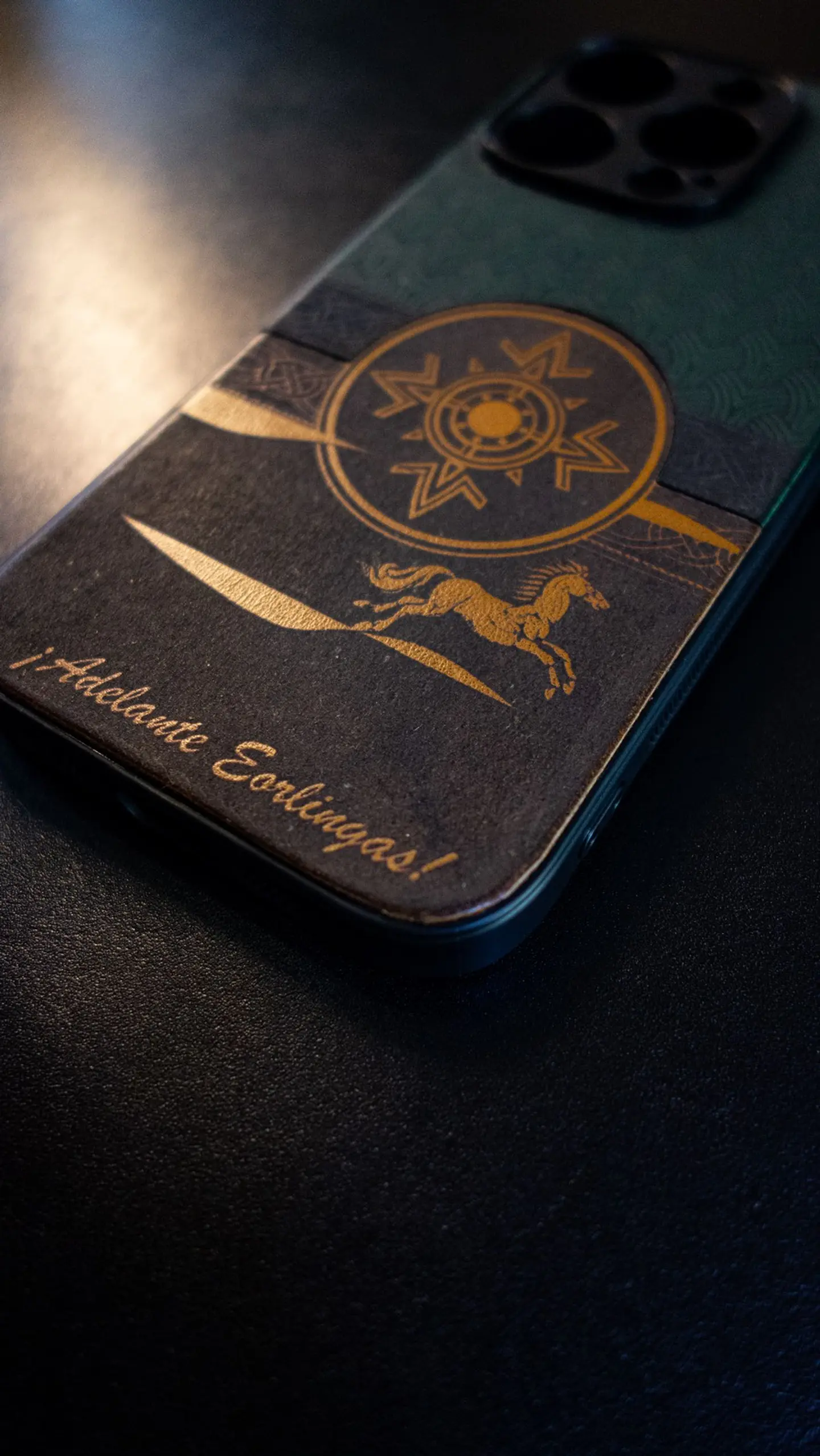 Carcasa de cuero para iPhone 16 Pro – Homenaje Rohirrim 2