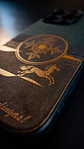 Carcasa de cuero para iPhone 16 Pro – Homenaje Rohirrim - Miniatura 3