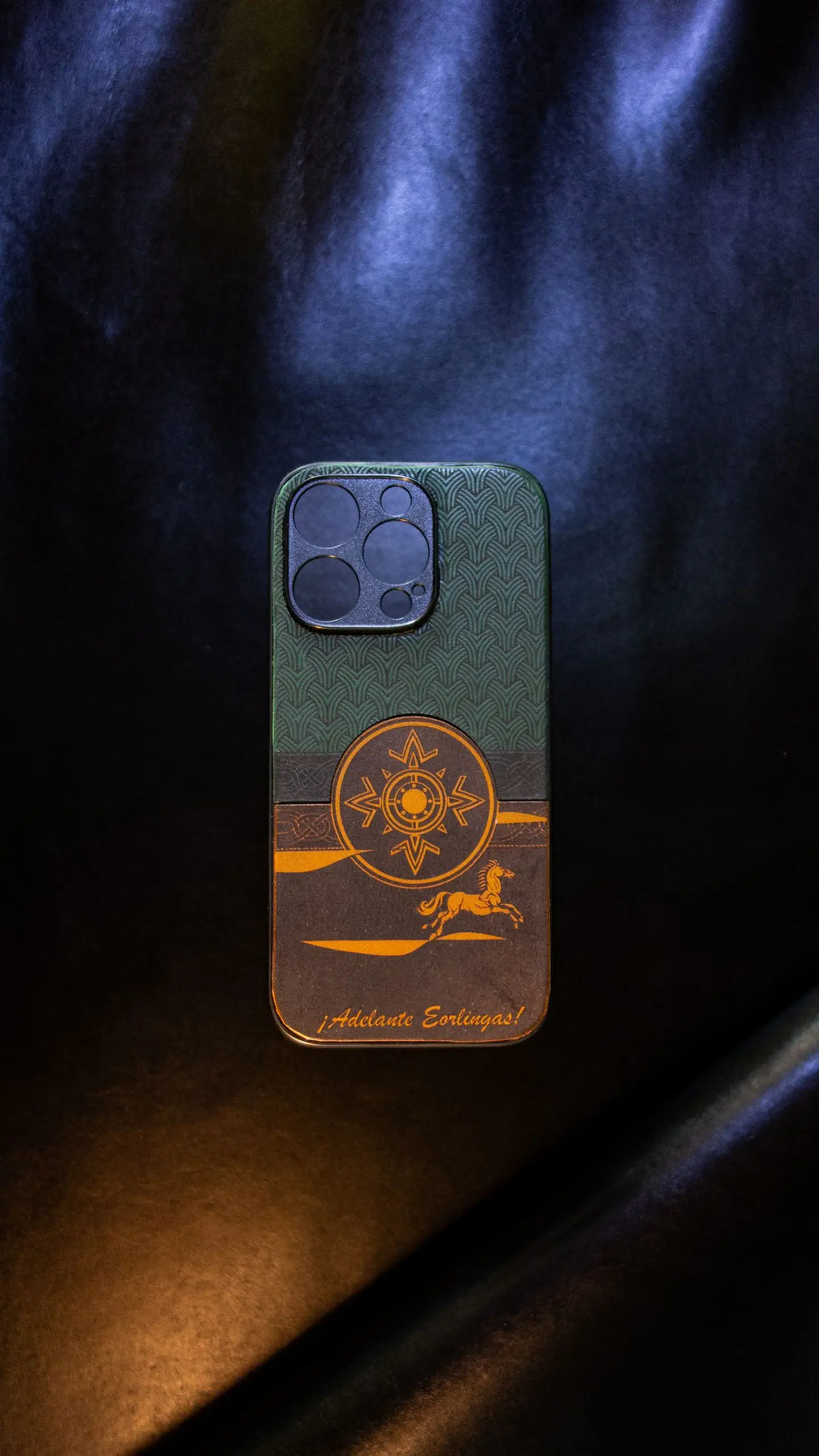 Carcasa de cuero para iPhone 16 Pro – Homenaje Rohirrim 1
