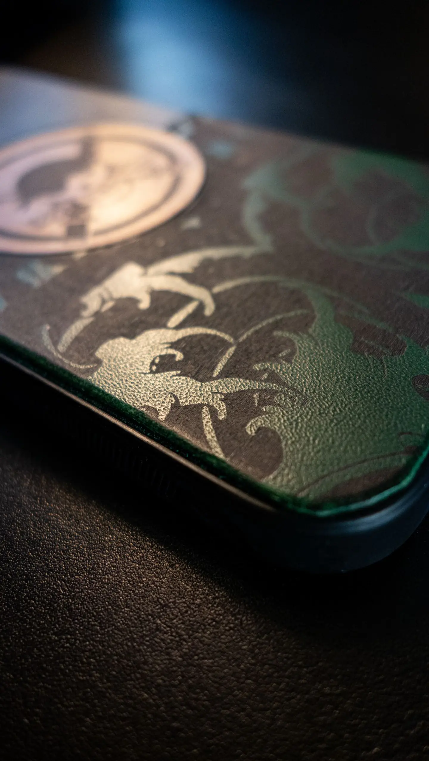 Carcasa de cuero iPhone 13 – Tres Espadas 3