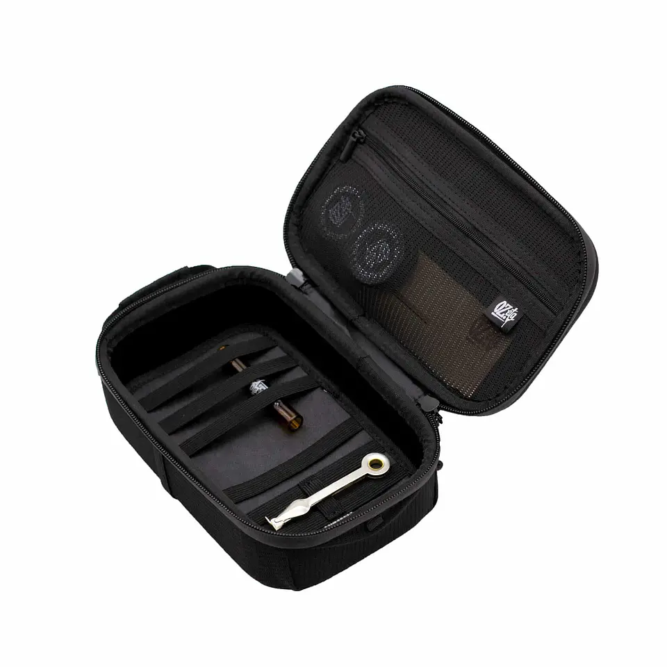 CASE XL LOGO GRANDE NEGRO-OZETA 5
