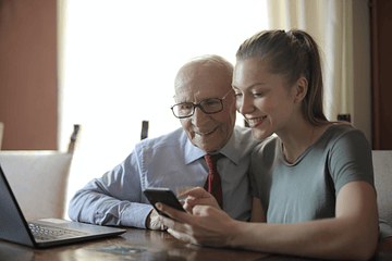Seis consejos para enseñar a tus padres o abuelos a usar la tecnología sin perder la paciencia