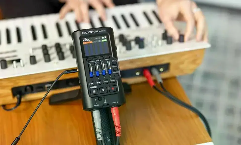 Zoom R4 Grabadora Multitrak 32bit Flotantes 6