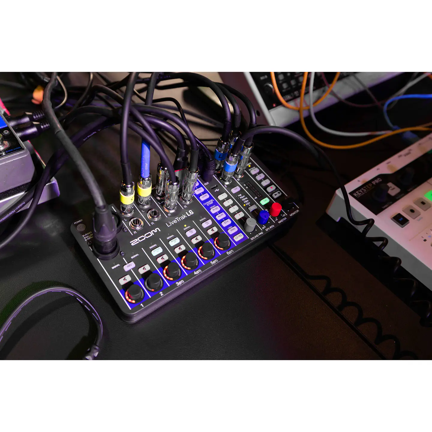 Zoom LiveTrak L-6 Mezclador Digital Portátil de 6 Canales y Grabadora Multipista  L6 8