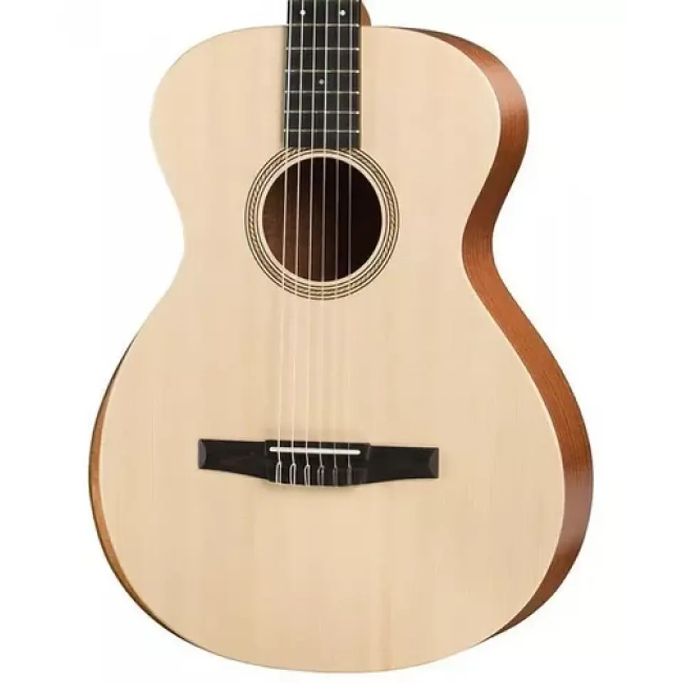 Guitarra Electroacústica Taylor Grand Concert con cuerdas de Nylon 2
