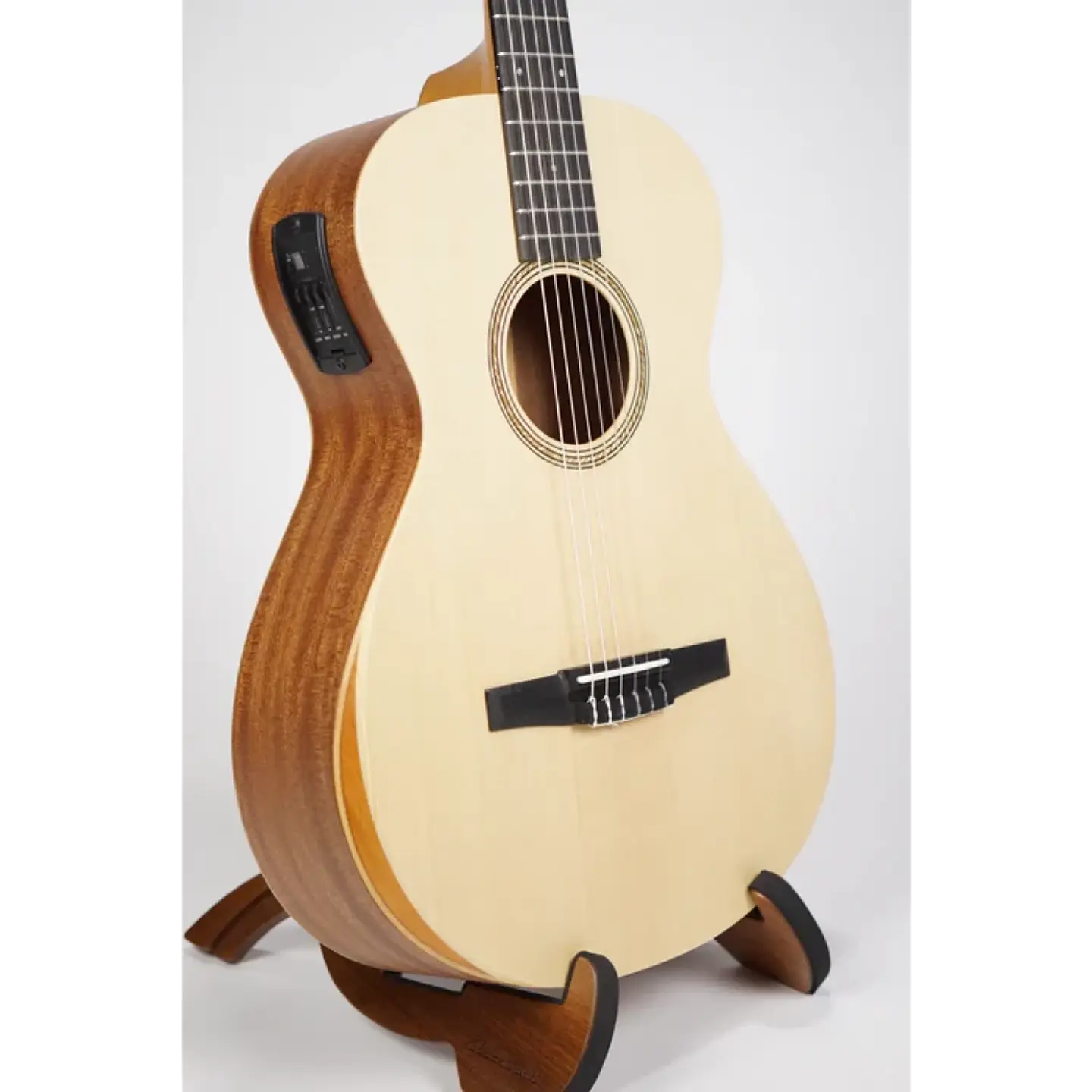 Guitarra Electroacústica Taylor Grand Concert con cuerdas de Nylon 3