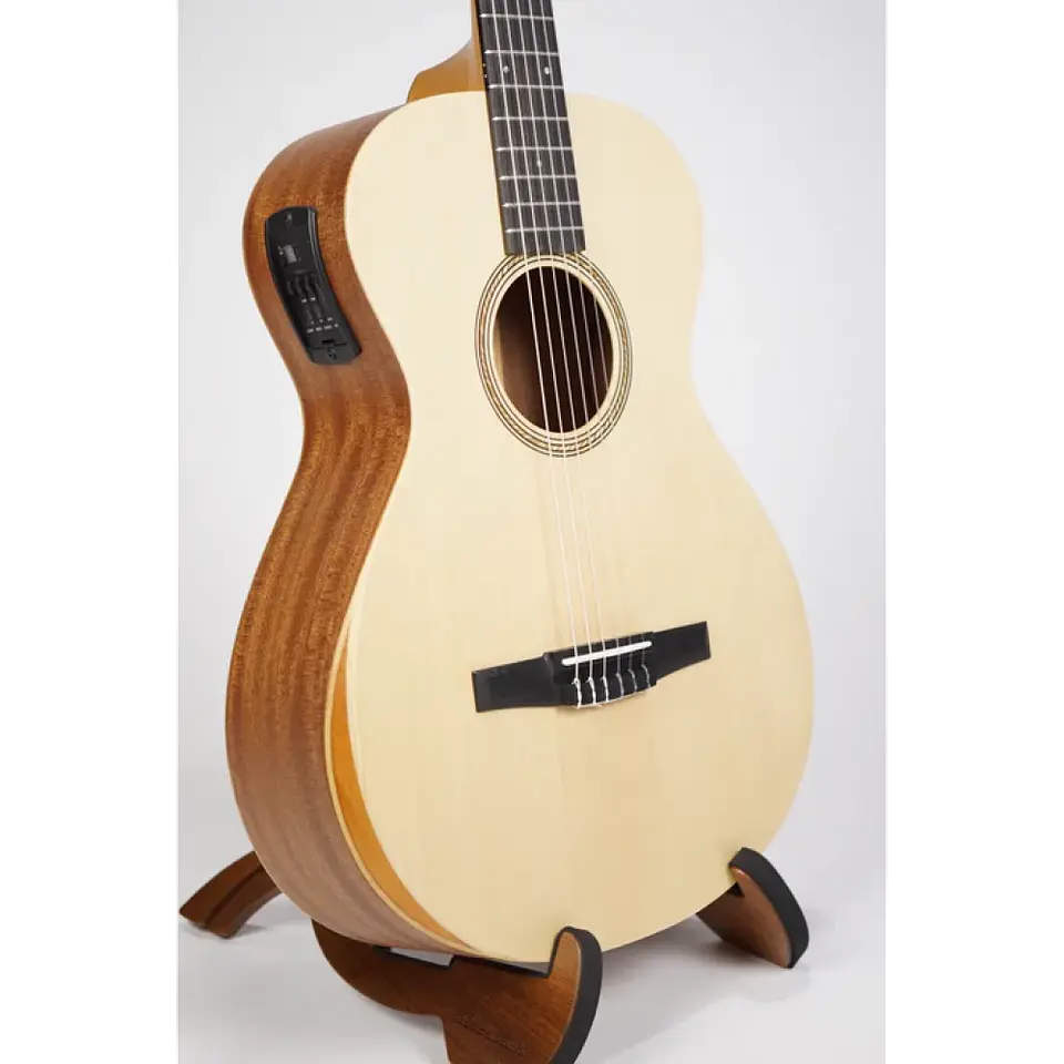 Guitarra Electroacústica Taylor Grand Concert con cuerdas de Nylon 3