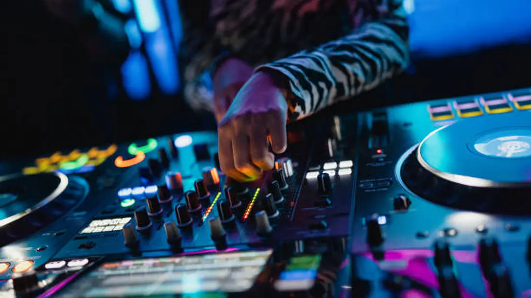 DJ