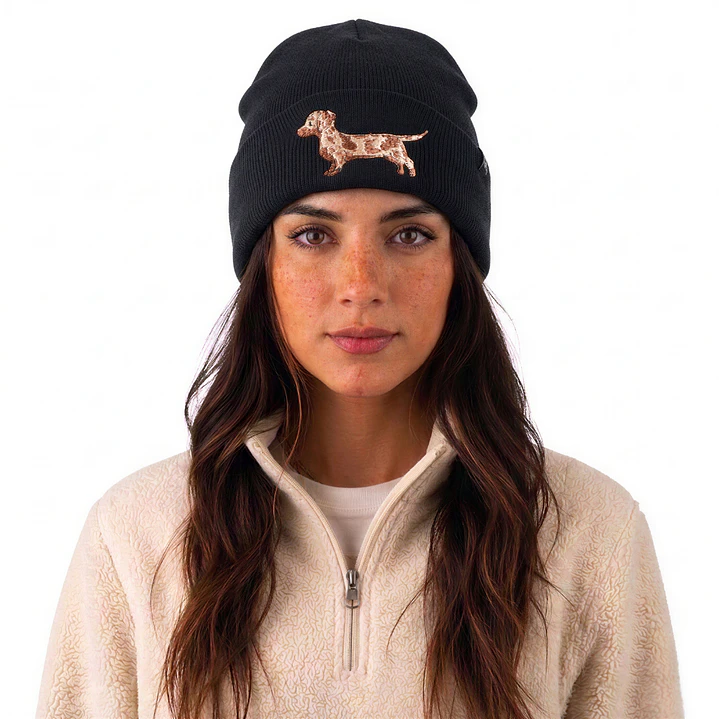 Gorro bordado con salchicha Dachshund Arlequín café  1