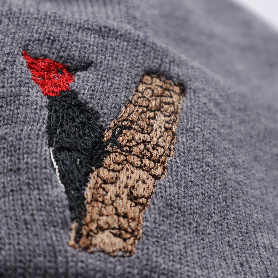 Gorro Bordado con Pájaro Carpintero  2