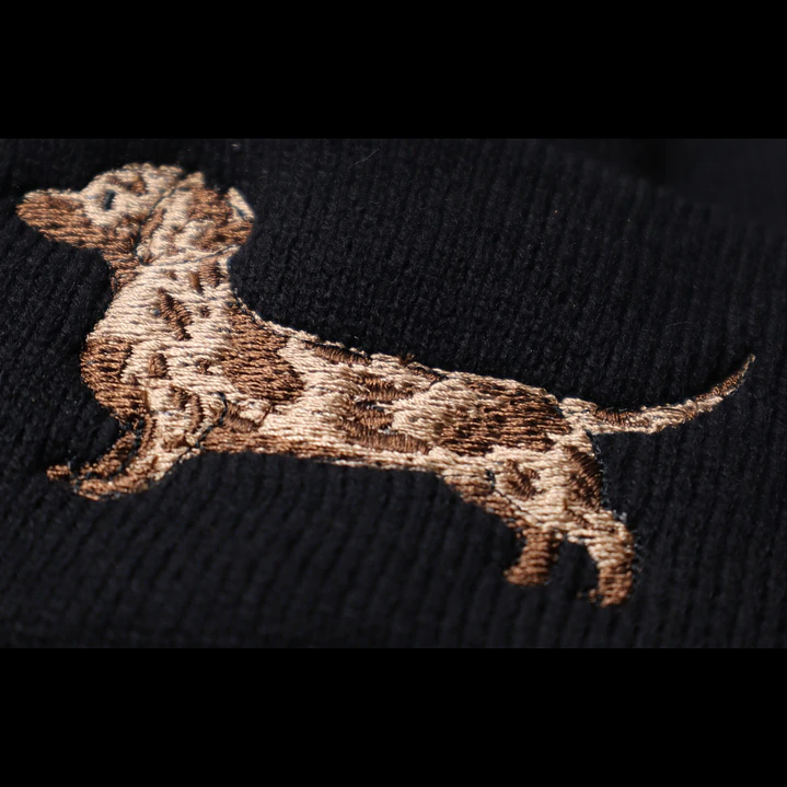 Gorro bordado con salchicha Dachshund Arlequín café  2