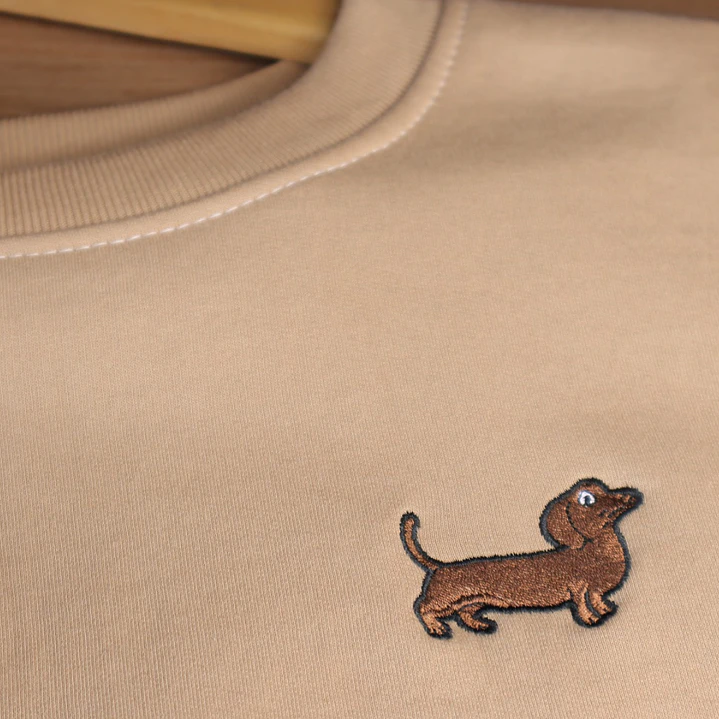 Polerón Mujer y Hombre bordado con perro salchicha Dachshund café  2