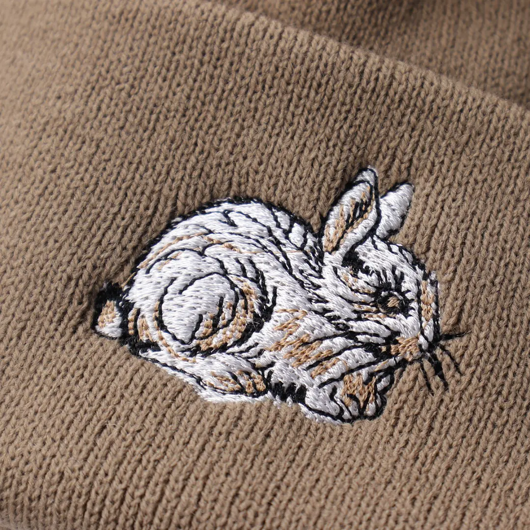 Gorro bordado con Conejo 2