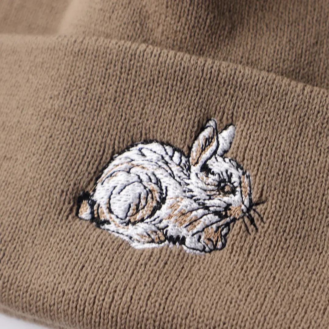 Gorro bordado con Conejo 4