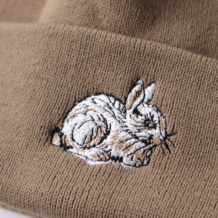 Gorro bordado con Conejo 4