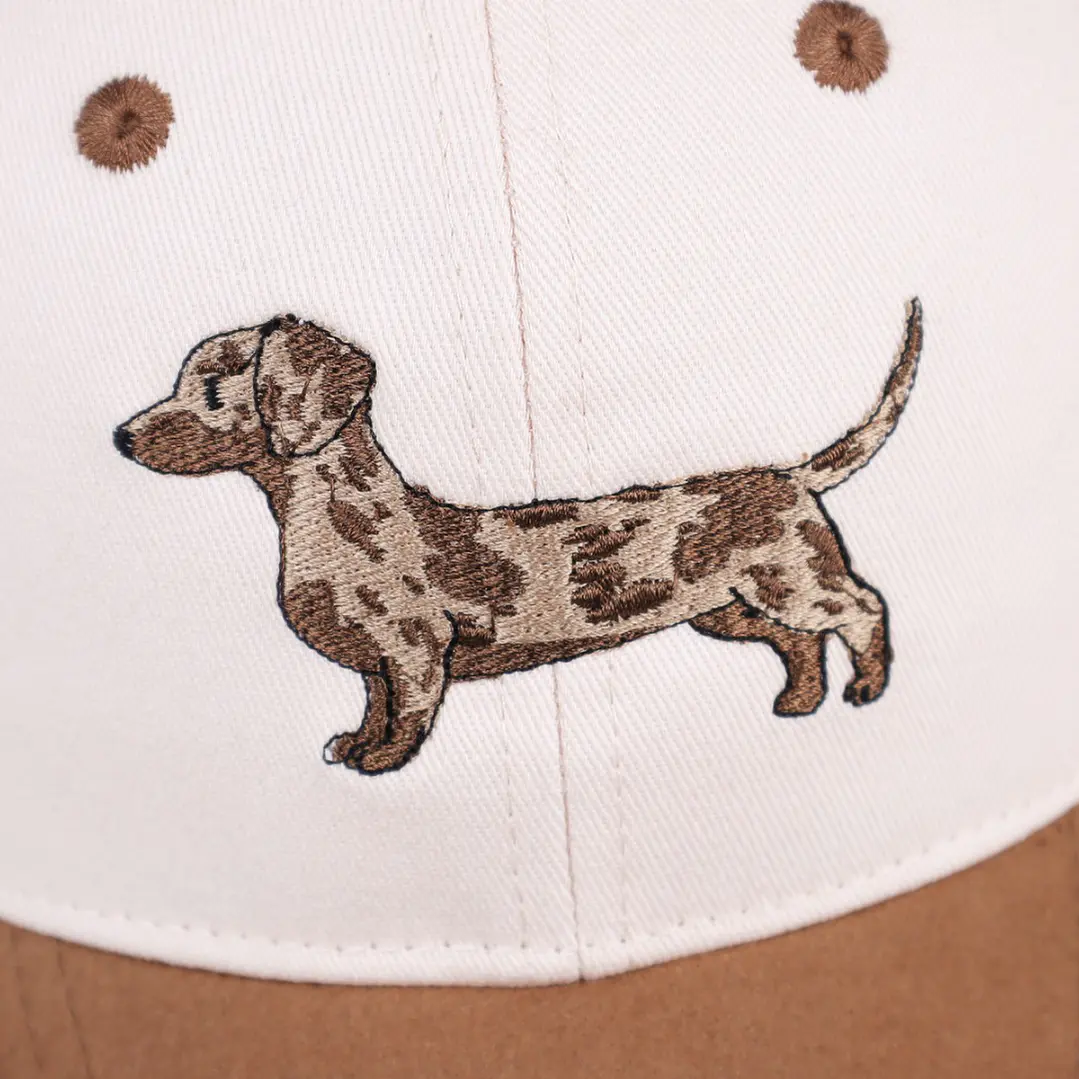 Jockey bordado con perro salchicha dachshund arlequin café  2