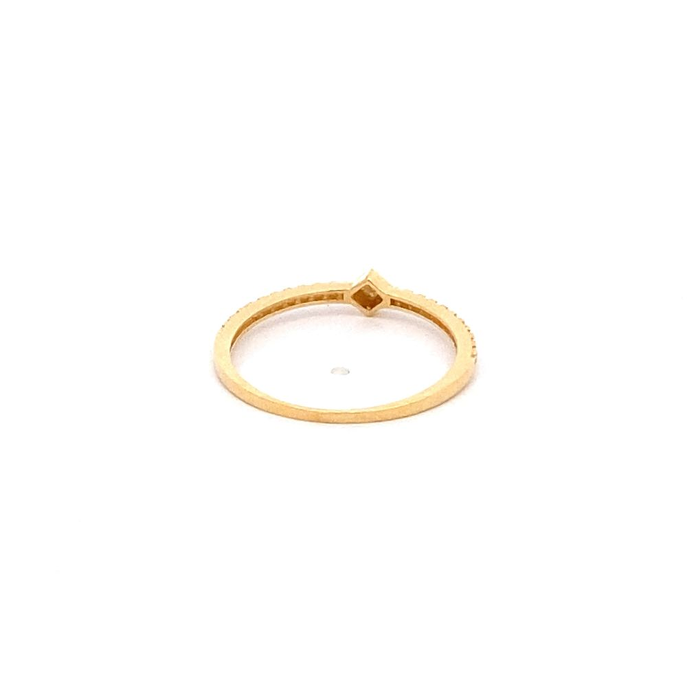 Anillo De Oro Amarillo 18K Cintillo Con Rombo Y Piedras Incoloras 