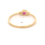 Anillo de Oro Amarillo 18K Simple Cuadrado con Piedra Roja