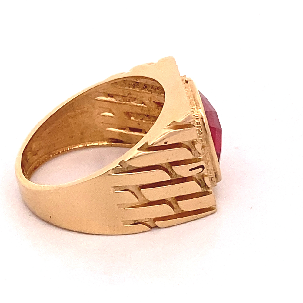 Anillo de Oro Amarillo 18K Sello Tallado con Piedra Roja