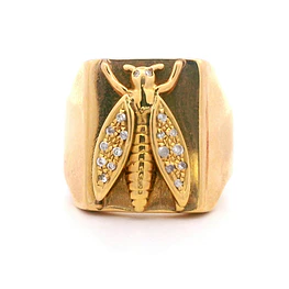 Anillo De Oro Amarillo 18K Sello Rectangular Con Abeja Central Y Micropiedras Incoloras