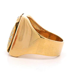 Anillo De Oro Amarillo 18K Sello Rectangular Con Abeja Central Y Micropiedras Incoloras