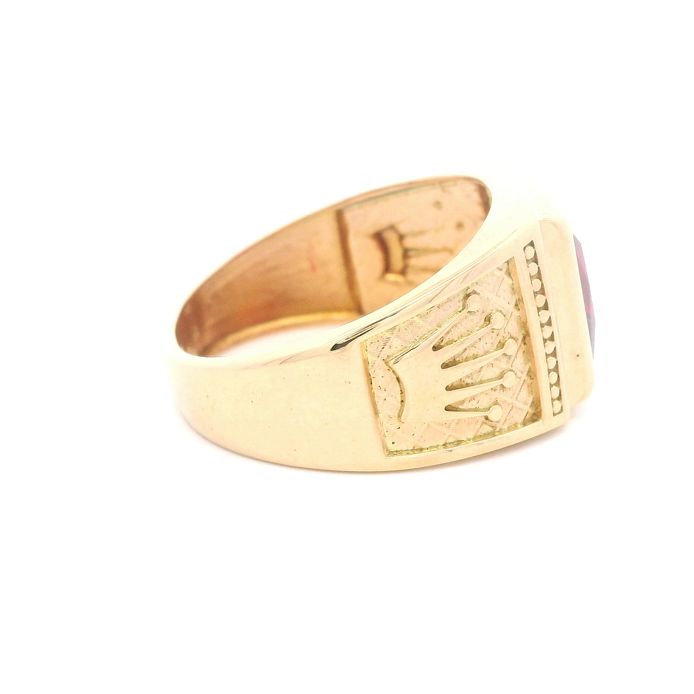 Anillo De Oro Amarillo 14K Sello Rectangular Con 1 Piedra Fucsia Y Coronas Talladas