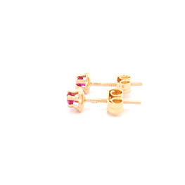 Aros de Oro Amarillo 18K Flor con 1 Micropiedra Fucsia y Cierre Mariposa