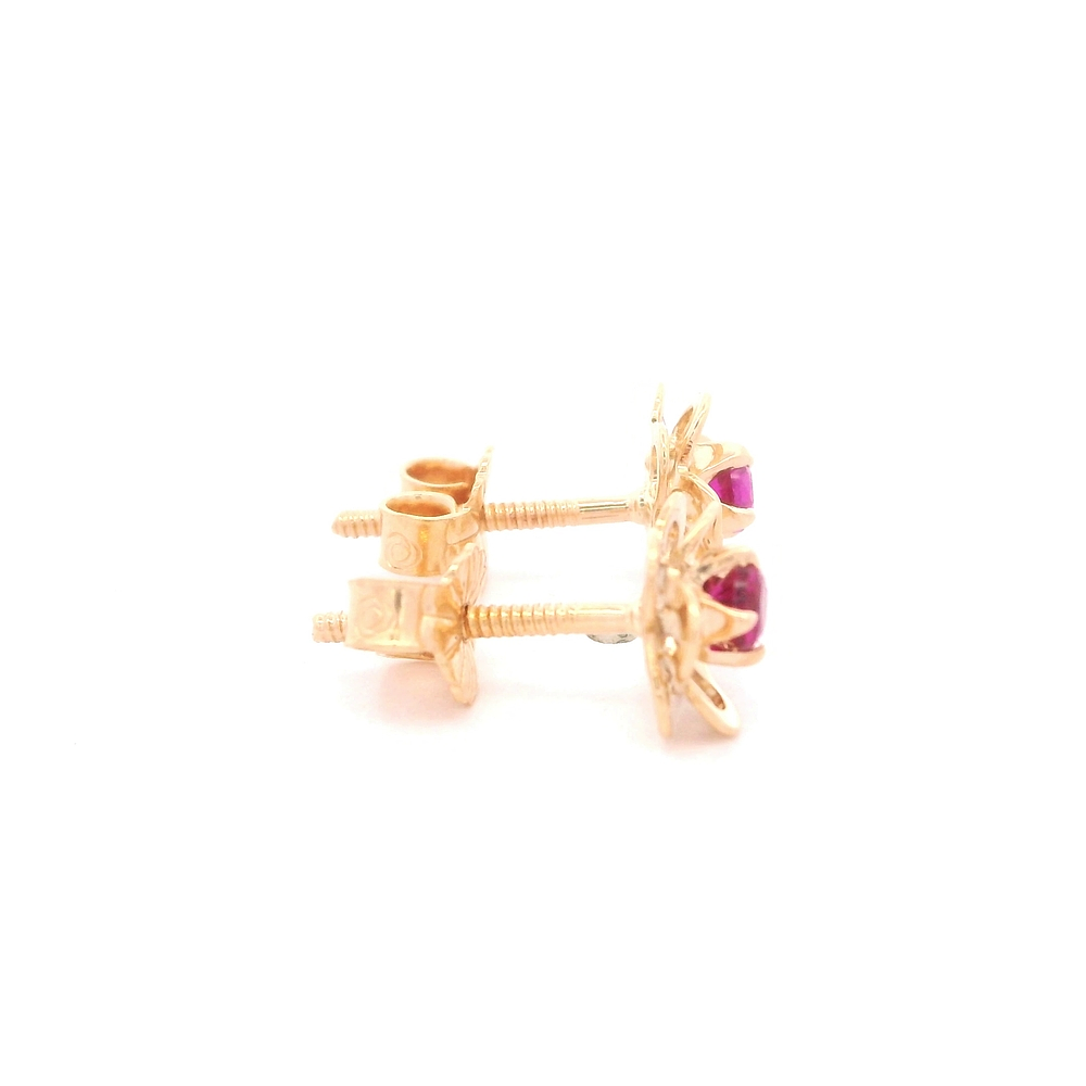 Aros de Oro Amarillo 18K Flor Calada con 1 Micropiedra Fucsia y Cierre Mariposa