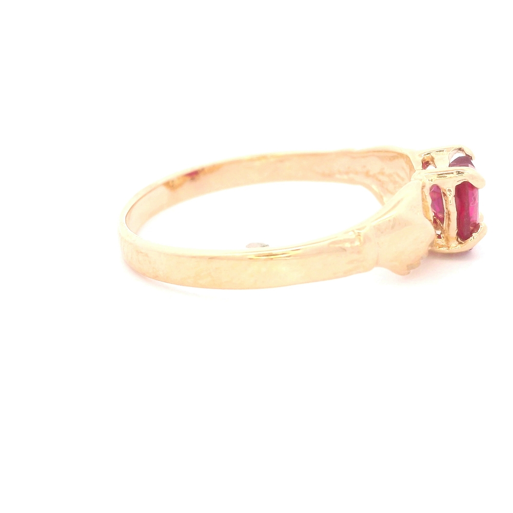 Anillo de Oro Amarillo 18K con Piedra Fucsia
