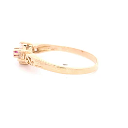 Anillo de Oro Amarillo 18K Flor con Piedra Fucsia