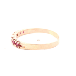 Anillo de Oro Amarillo 18K Cintillo con Piedra Fucsia