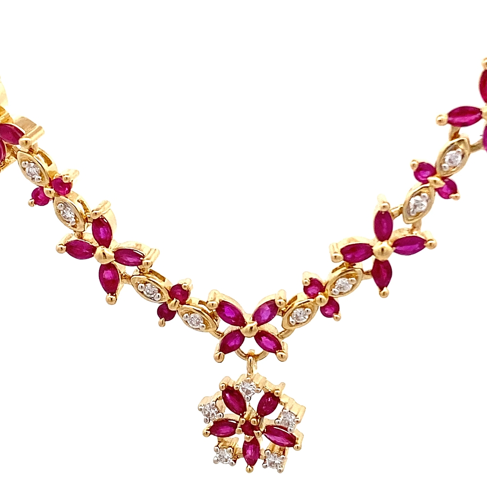 Cadena de Oro Amarillo 18K Flor con Diamantes y Rubí con Broche Mosquetón