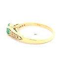 Anillo de Oro Amarillo 18K Solitario Cintillo con Diamantes y Esmeralda