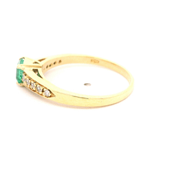 Anillo de Oro Amarillo 18K Solitario Cintillo con Diamantes y Esmeralda