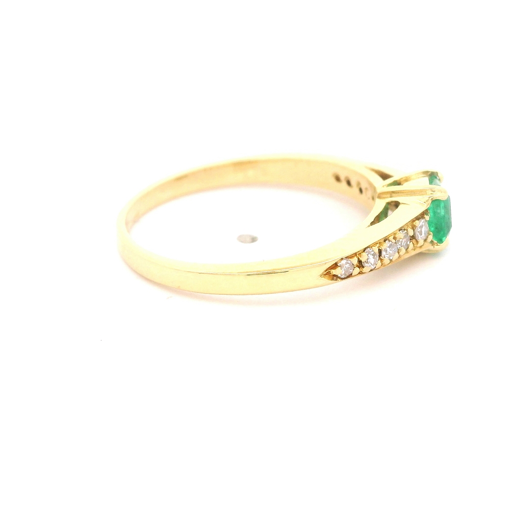 Anillo de Oro Amarillo 18K Solitario Cintillo con Diamantes y Esmeralda