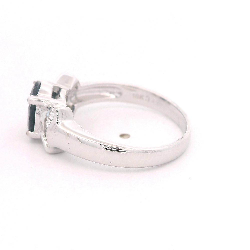 Anillo de Oro Amarillo 18K Oval con Diamantes Baguette y Zafiro