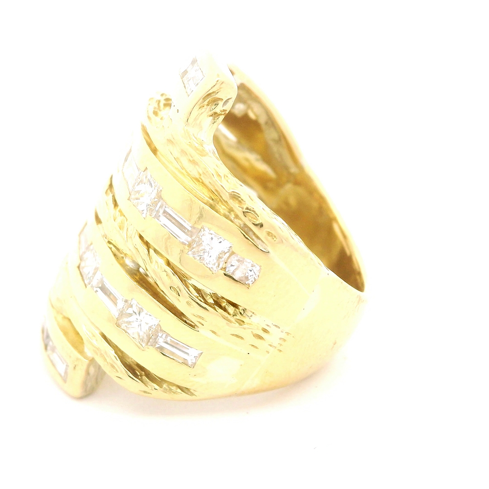 Anillo de Oro Amarillo 18K Redondo Calado Ondulado con Diamantes Baguette