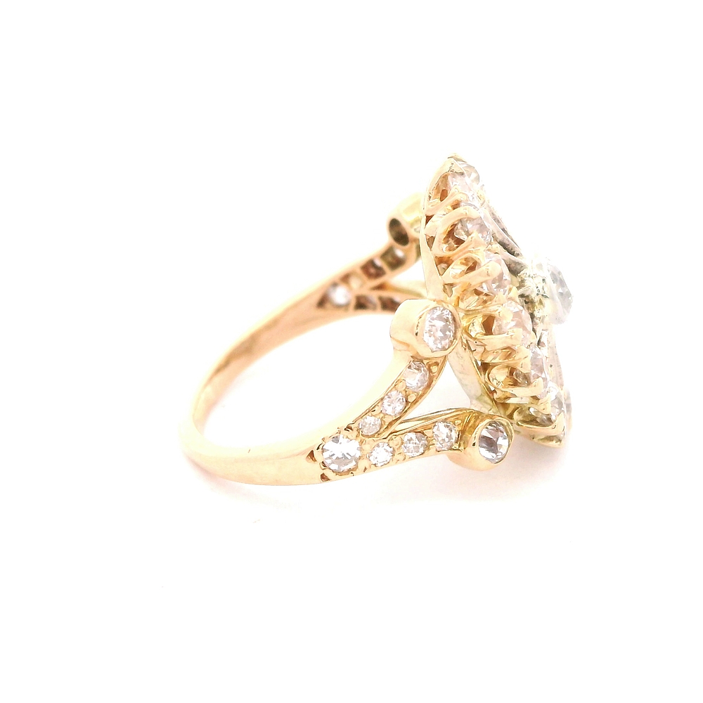 Anillo de Oro Amarillo 14K Oval con Diamantes