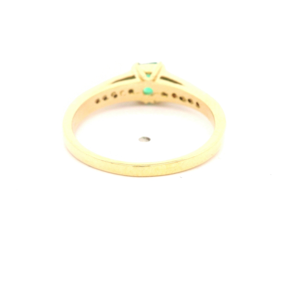Anillo de Oro Amarillo 18K Solitario Cintillo con Diamantes y Esmeralda