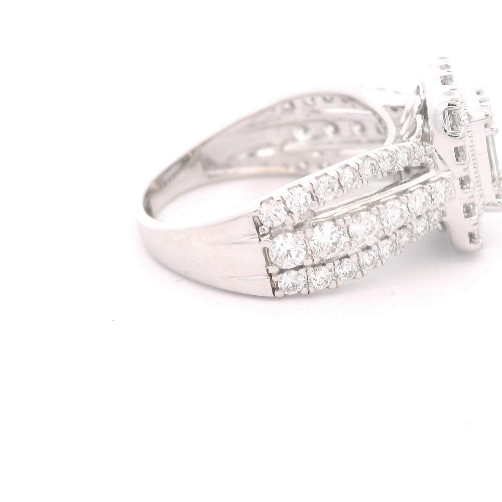 Anillo de Oro Amarillo 14K Redondo Calado con Diamantes Baguette