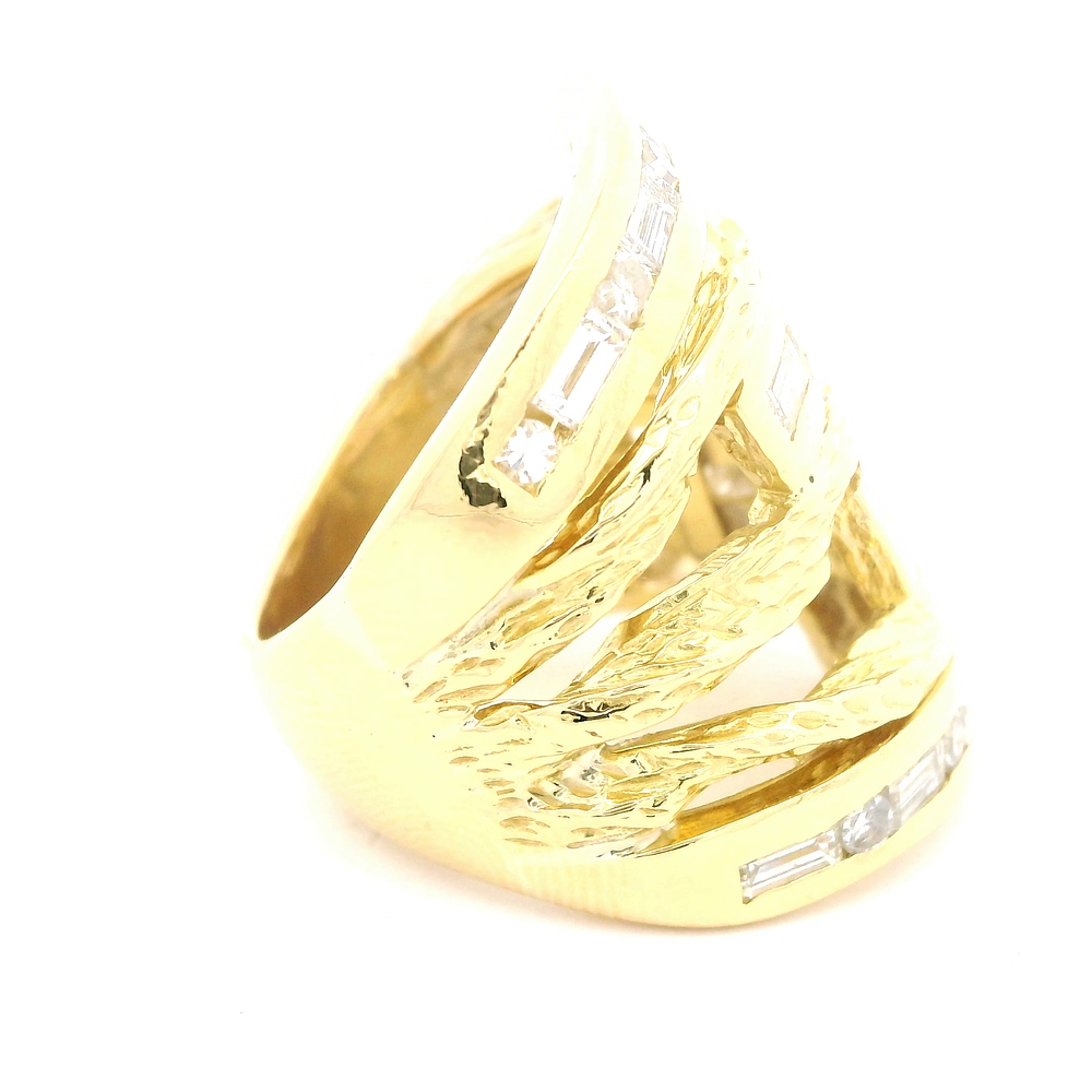 Anillo de Oro Amarillo 18K Redondo Calado Ondulado con Diamantes Baguette