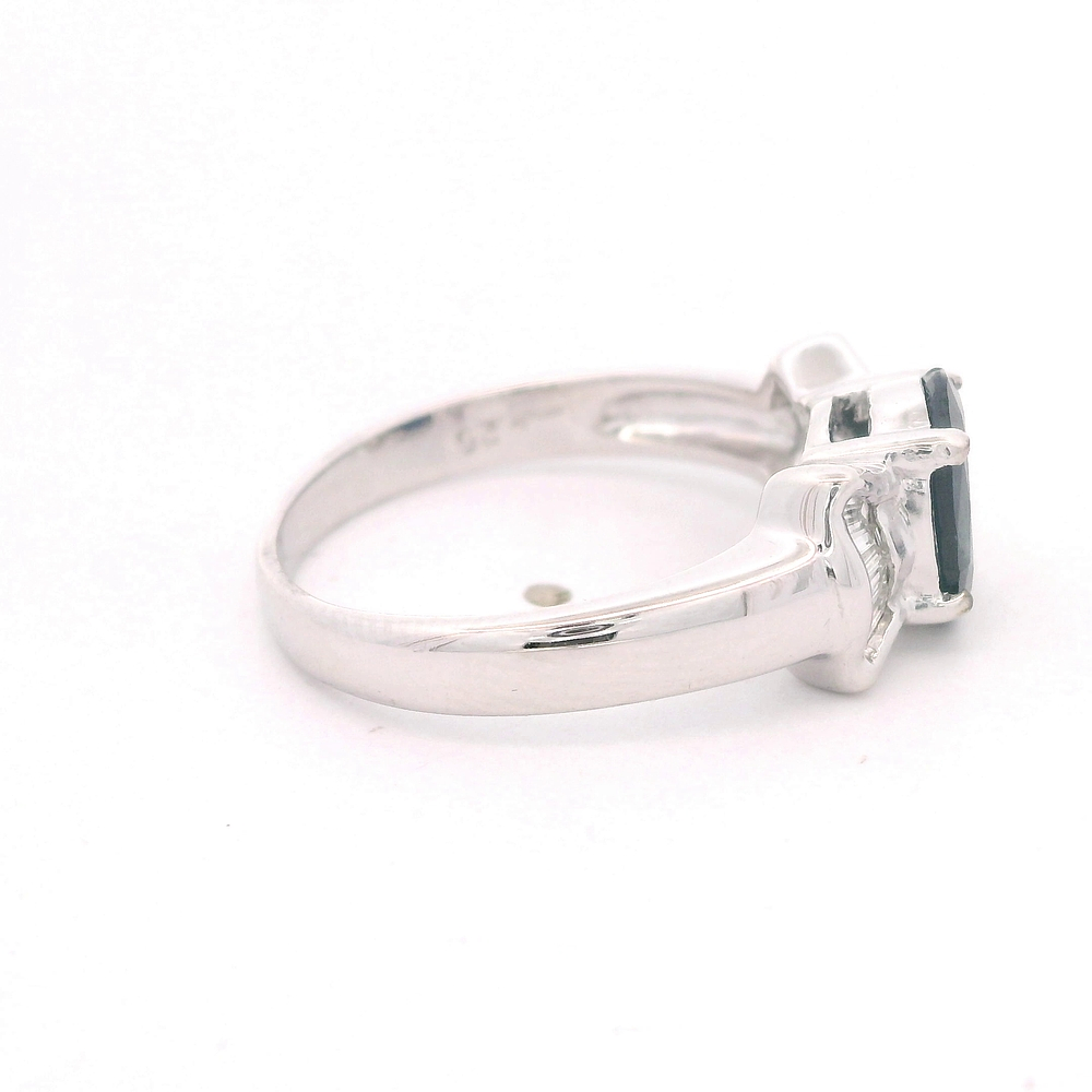 Anillo de Oro Amarillo 18K Oval con Diamantes Baguette y Zafiro