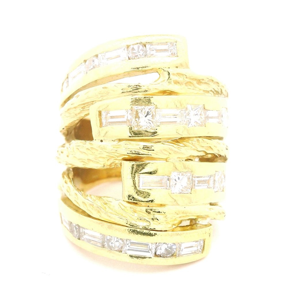 Anillo de Oro Amarillo 18K Redondo Calado Ondulado con Diamantes Baguette