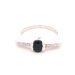 Anillo de Oro Blanco 18K Cintillo Solitario Pavé con Zafiro y Diamantes