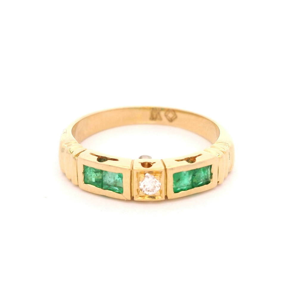 Anillo de Oro Amarillo 18K Cintillo con Esmeraldas y Diamante