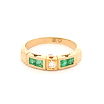 Anillo de Oro Amarillo 18K Cintillo con Esmeraldas y Diamante