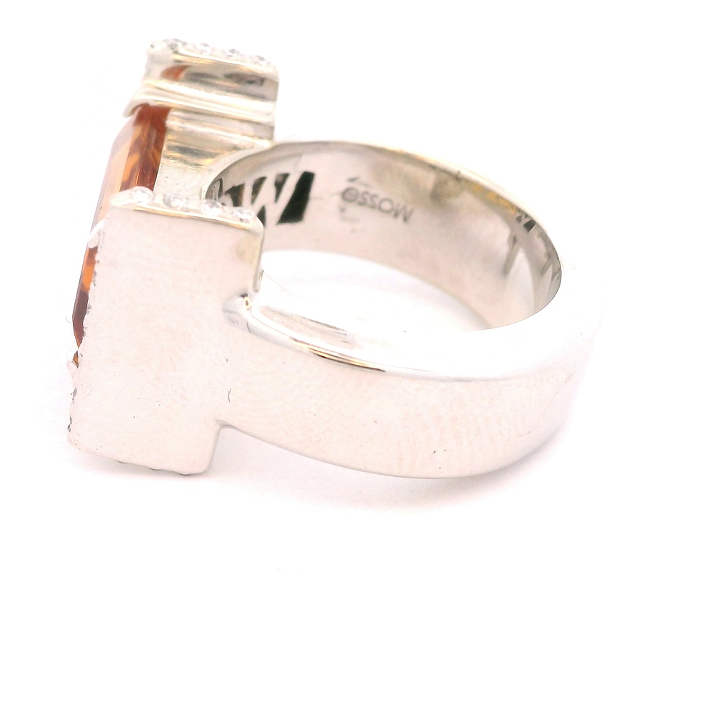 Anillo de Oro Blanco 18K Sello Rectangular con 32 Diamantes y Piedra Naranja