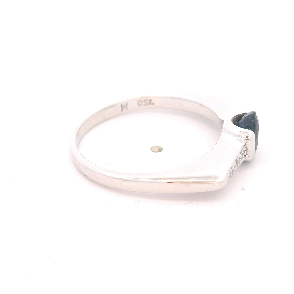 Anillo de Oro Blanco 18K Cintillo Solitario Pavé con Zafiro y Diamantes