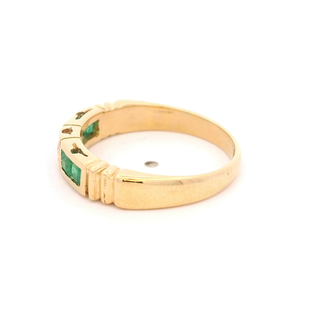 Anillo de Oro Amarillo 18K Cintillo con Esmeraldas y Diamante